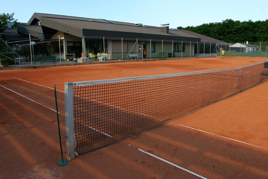 Tennis- Und Freizeitzentrum Neudoerfl Neudorfl Extérieur photo